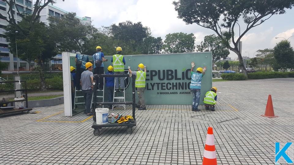 Republic Polyclinic - L-shaped signage