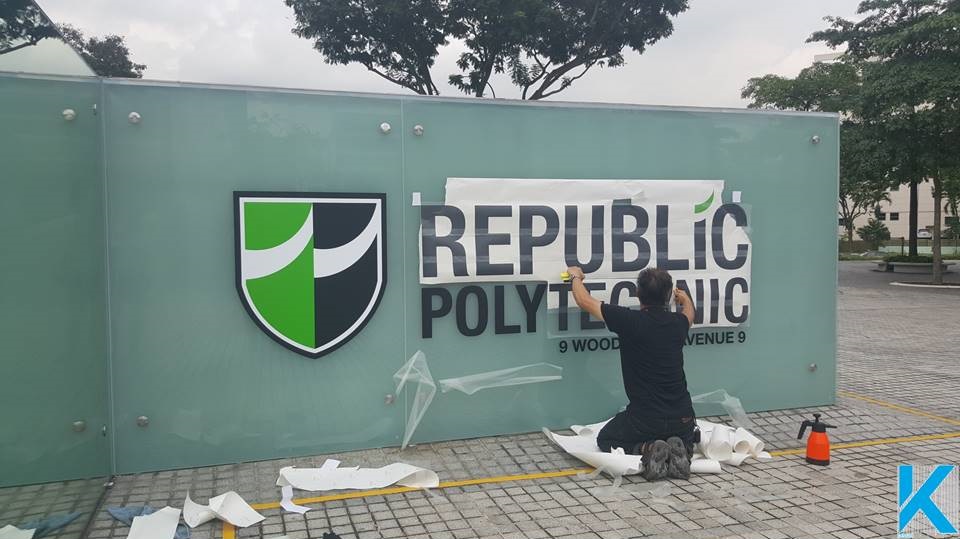 Republic Polyclinic - L-shaped signage