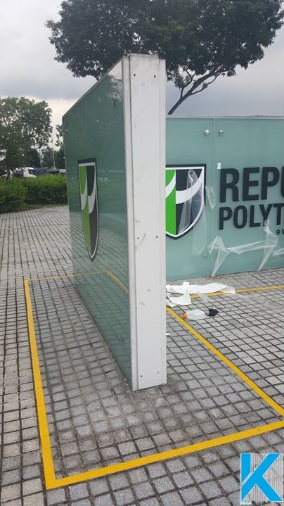 Republic Polyclinic - L-shaped signage