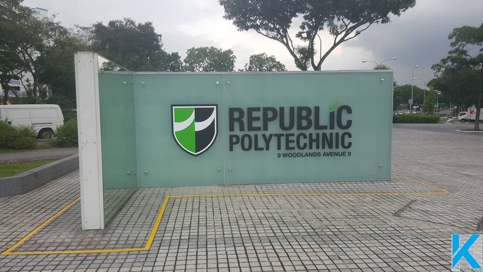 Republic Polyclinic - L-shaped signage